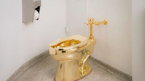 Inodoro de oro ubicado en el Museo Guggenheim de Nueva York.