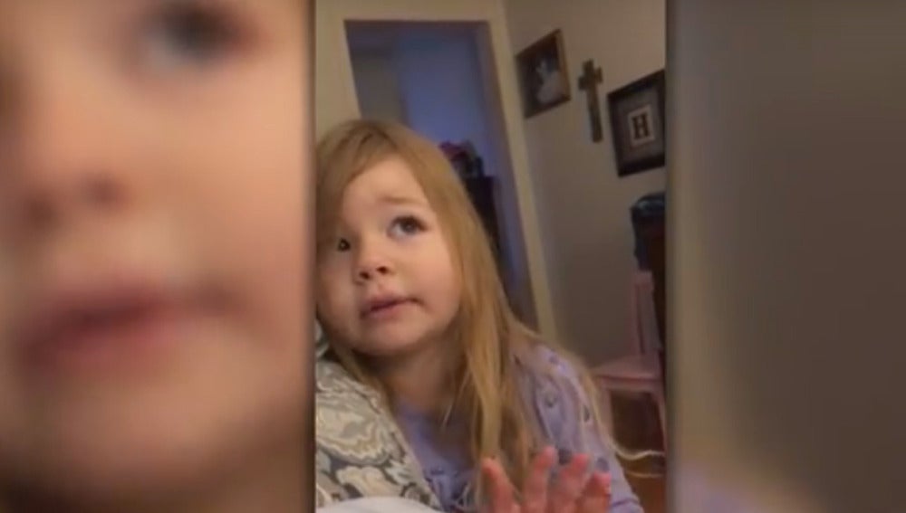 Una niña de 3 años reprocha a su padre: "¿Cuántas veces tengo que decirte que bajes la tapa del váter?"