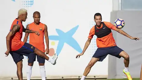 Busquets, en un entrenamiento con el Barça en La Masía. Busquets, en un entrenamiento con el Barça en La Masía.