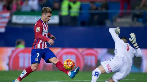 Griezmann superando a Cuéllar en el Atlético-Sporting de la temporada pasada. Griezmann superando a Cuéllar en el Atlético-Sporting de la temporada pasada.