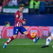 Griezmann superando a Cuéllar en el Atlético-Sporting de la temporada pasada.