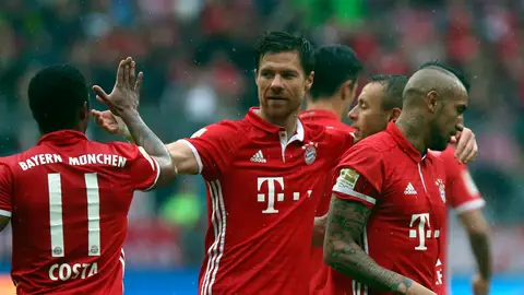 Xabi Alonso celebra su gol con sus compañeros Xabi Alonso celebra su gol con sus compañeros