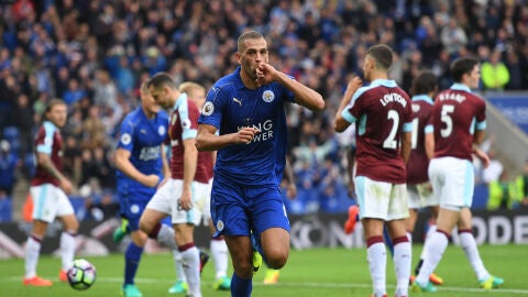 Islam Slimani celebra un gol