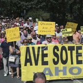 Granada exige la llegada del AVE en una marcha contra el aislamiento por tren Granada exige la llegada del AVE en una marcha contra el aislamiento por tren