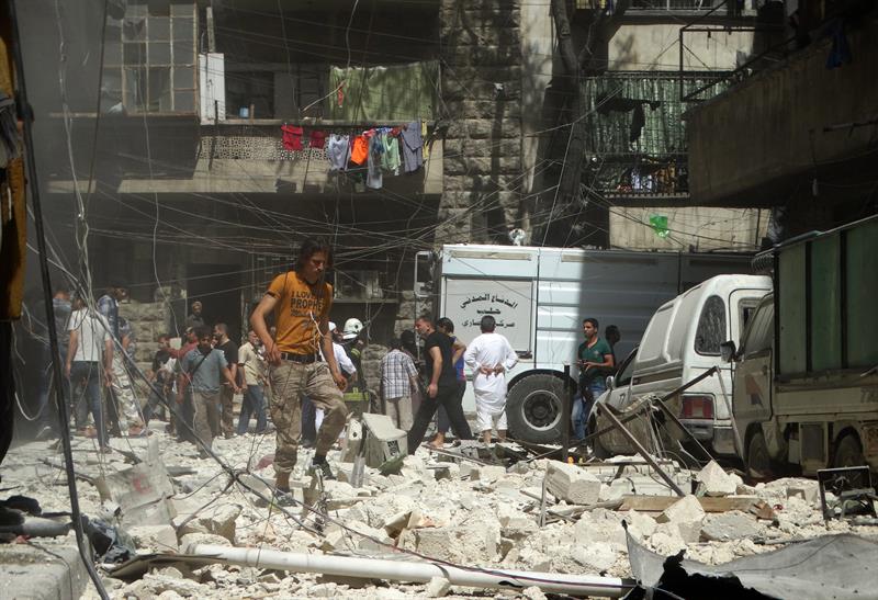 Mueren al menos 11 civiles en unos 50 bombardeos a barrios rebeldes de Alepo Mueren al menos 11 civiles en unos 50 bombardeos a barrios rebeldes de Alepo