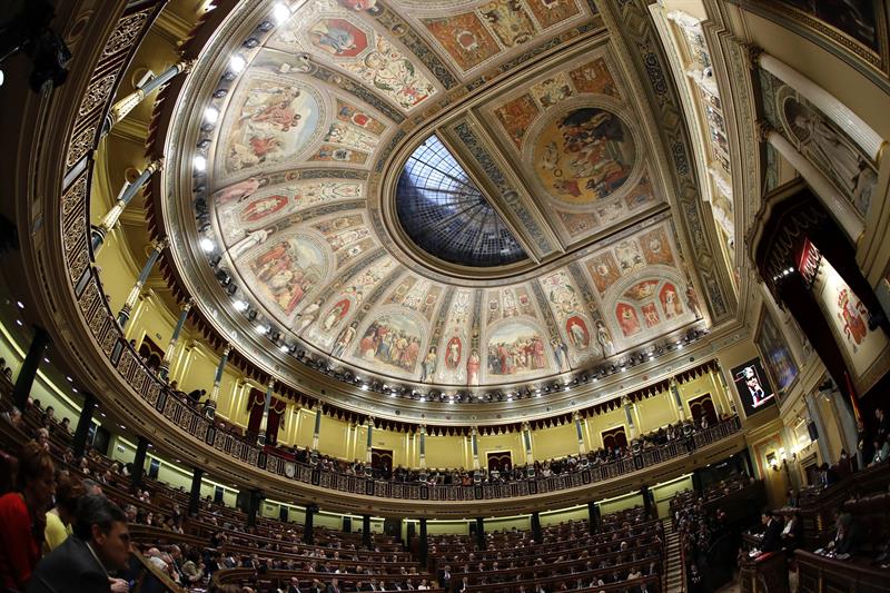 El Congreso vota el martes la petición de Podemos de subir el salario mínimo a 800 euros en 2018 El Congreso vota el martes la petición de Podemos de subir el salario mínimo a 800 euros en 2018