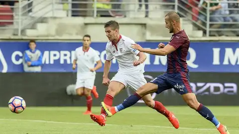 El delantero del Sevilla del Eibar, Luciano Vietto consigue el primer gol de su equipo ante el defensa del Eibar Alejandro Gálvez El delantero del Sevilla del Eibar, Luciano Vietto consigue el primer gol de su equipo ante el defensa del Eibar Alejandro Gálvez