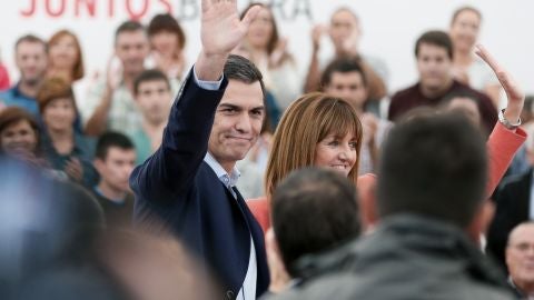 El secretario general del PSOE, Pedro S&aacute;nchez (d), junto a la candidata socialista a lehendakari, Idoia Mendia (i), durante un acto electoral de la campa&ntilde;a vasca celebrado hoy en San Sebasti&aacute;n