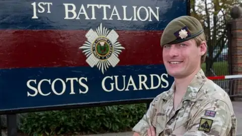 La transexual Chloe Allen, primera soldado británica en el frente de batalla. La transexual Chloe Allen, primera soldado británica en el frente de batalla.