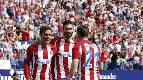 Gameiro, Griezmann y Carrasco celebran un gol Gameiro, Griezmann y Carrasco celebran un gol