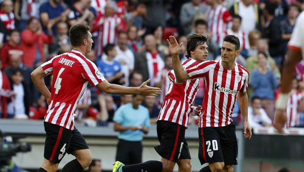 Aduriz celebra su primer gol ante el Valencia