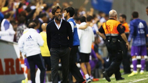 Quique S&aacute;nchez Flores dirigiendo a sus jugadores desde la banda