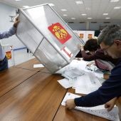 Miembros de las mesas electorales vuelcan las urnas para hacer el recuento de votos en las elecciones legislativas rusas en un colegio de Moscú