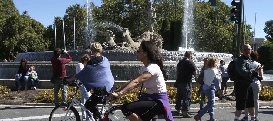 Ciclistas y peatones toman el centro de Madrid Ciclistas y peatones toman el centro de Madrid