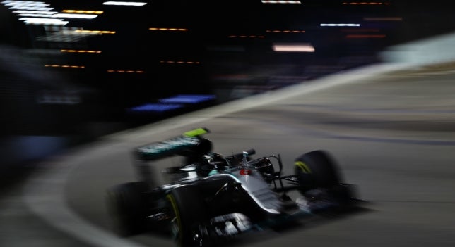 Rosberg gana una gran carrera en Singapur con Alonso 7º y Sainz 14º Rosberg gana una gran carrera en Singapur con Alonso 7º y Sainz 14º