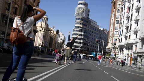 Turistas aprovechan la Gran V&iacute;a cerrada