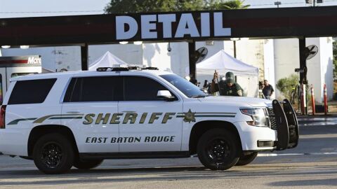 Efectivos policiales acordonan el lugar donde tuvo lugar el ataque en Minesota (EEUU).