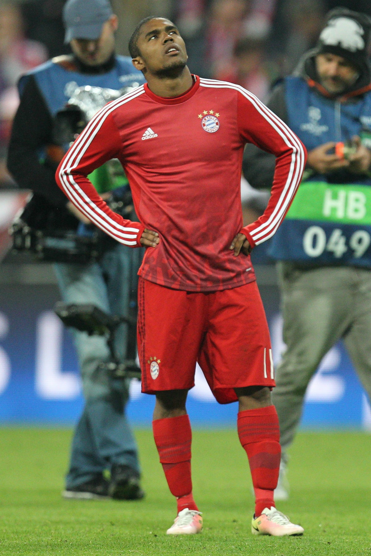 Douglas Costa se lesiona y enciende las alarmas en el Bayern: podría perderse la eliminatoria ante el Madrid Douglas Costa se lesiona y enciende las alarmas en el Bayern: podría perderse la eliminatoria ante el Madrid