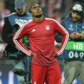 Douglas Costa mira al cielo Douglas Costa mira al cielo