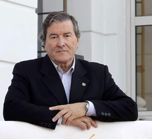 J.J. Benítez, autor de 'En Blanca y negro', que relata los últimos días de la vida de su mujer: "Blanca sigue viva" J.J. Benítez, autor de 'En Blanca y negro', que relata los últimos días de la vida de su mujer: "Blanca sigue viva"