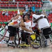 La selección española de baloncesto en silla de ruedas celebra su triunfo