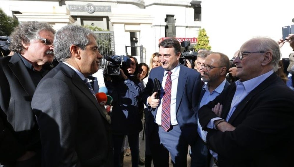 Joan Tardá y Aitor Esteban, con Francesc Homs a las puertas del Supremo