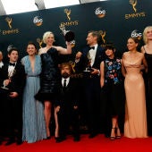El equipo de 'Juego de Tronos' con sus premios Emmys