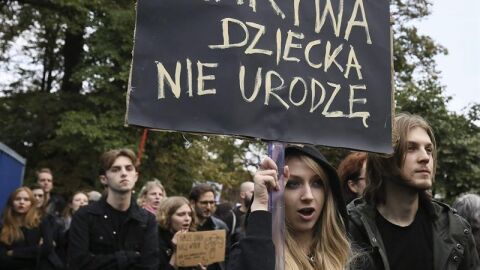 Una mujer durante una manifestaci&oacute;n en Polonia