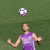 El defensa del Real Madrid, Pepe, en el entrenamiento de Valdebebas.