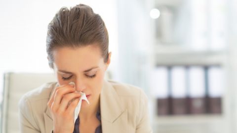 Mujer con catarro