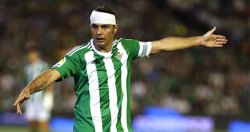 La cabeza de Joaquín permite al Betis olvidarse del mal sabor del derbi La cabeza de Joaquín permite al Betis olvidarse del mal sabor del derbi
