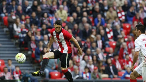 Aduriz, en un encuentro contra el Sevilla en temporadas pasadas. 