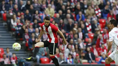 Aduriz, en un encuentro contra el Sevilla en temporadas pasadas. Aduriz, en un encuentro contra el Sevilla en temporadas pasadas.