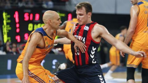 El base del Herbalife Gran Canaria Albert Oliver, marcado por el base brasile&ntilde;o del Baskonia Rafa Luz. 