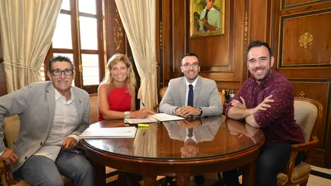 Castelló i Vila-real firmen un conveni per a convertir el servici de bicicletes públic en ús supramunicipal entre ambdós municipis. L'alcadesa de Castelló, Amparo Marco i l'alcalde de vila-real, José Benlloch durant la firma del conveni en l'ajuntament de Castelló.