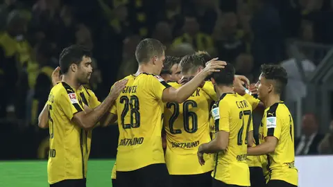 Los jugadores del Borussia Dortmund celebran el gol de Aubameyang Los jugadores del Borussia Dortmund celebran el gol de Aubameyang