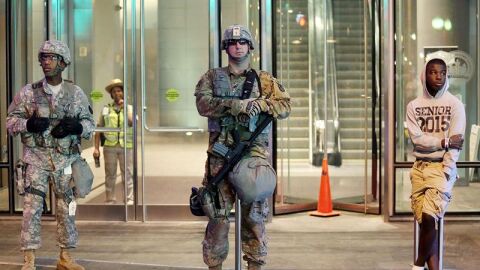 Miembros de la Guardia Nacional de Carolina del Norte toman posici&oacute;n en el centro de Charlotte, Carolina del Norte