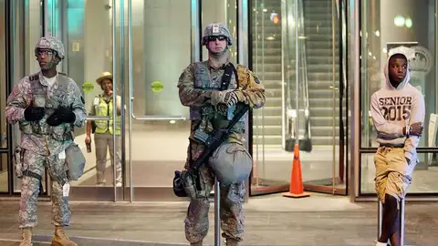 Miembros de la Guardia Nacional de Carolina del Norte toman posición en el centro de Charlotte, Carolina del Norte Miembros de la Guardia Nacional de Carolina del Norte toman posición en el centro de Charlotte, Carolina del Norte
