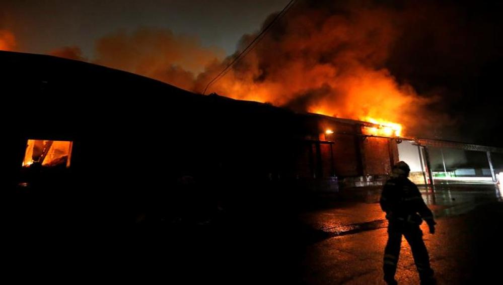 Los bomberos rusos intentan extinguir un incendio en un taller de producción de vajillas de plástico en Moscú