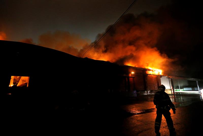 Mueren ocho bomberos en un incendio en un almacén de plásticos de Moscú Mueren ocho bomberos en un incendio en un almacén de plásticos de Moscú