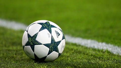 El bal&oacute;n de la Champions League, sobre el c&eacute;sped
