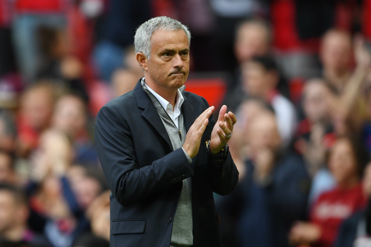 Mourinho, sobre la suplencia de Rooney: "Mi capitán es mi capitán y confío plenamente en él" Mourinho, sobre la suplencia de Rooney: "Mi capitán es mi capitán y confío plenamente en él"