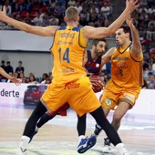 La defensa del Herbalife Gran Canaria detiene el paso a Juan Carlos Navarro La defensa del Herbalife Gran Canaria detiene el paso a Juan Carlos Navarro