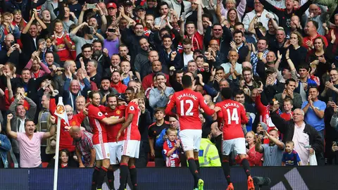 Los jugadores del Manchester United, celebrando el gol de Mata al Leicester Los jugadores del Manchester United, celebrando el gol de Mata al Leicester