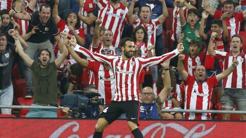 Balenziaga celebrando su primer gol como profesional ante el Sevilla