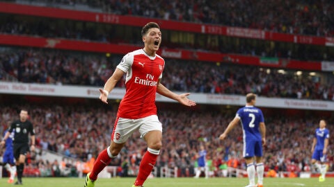 &Ouml;zil celebra su gol contra el Chelsea