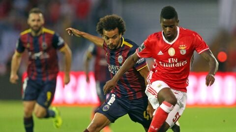 El Benfica se impone al Deportivo Chaves por 0-2