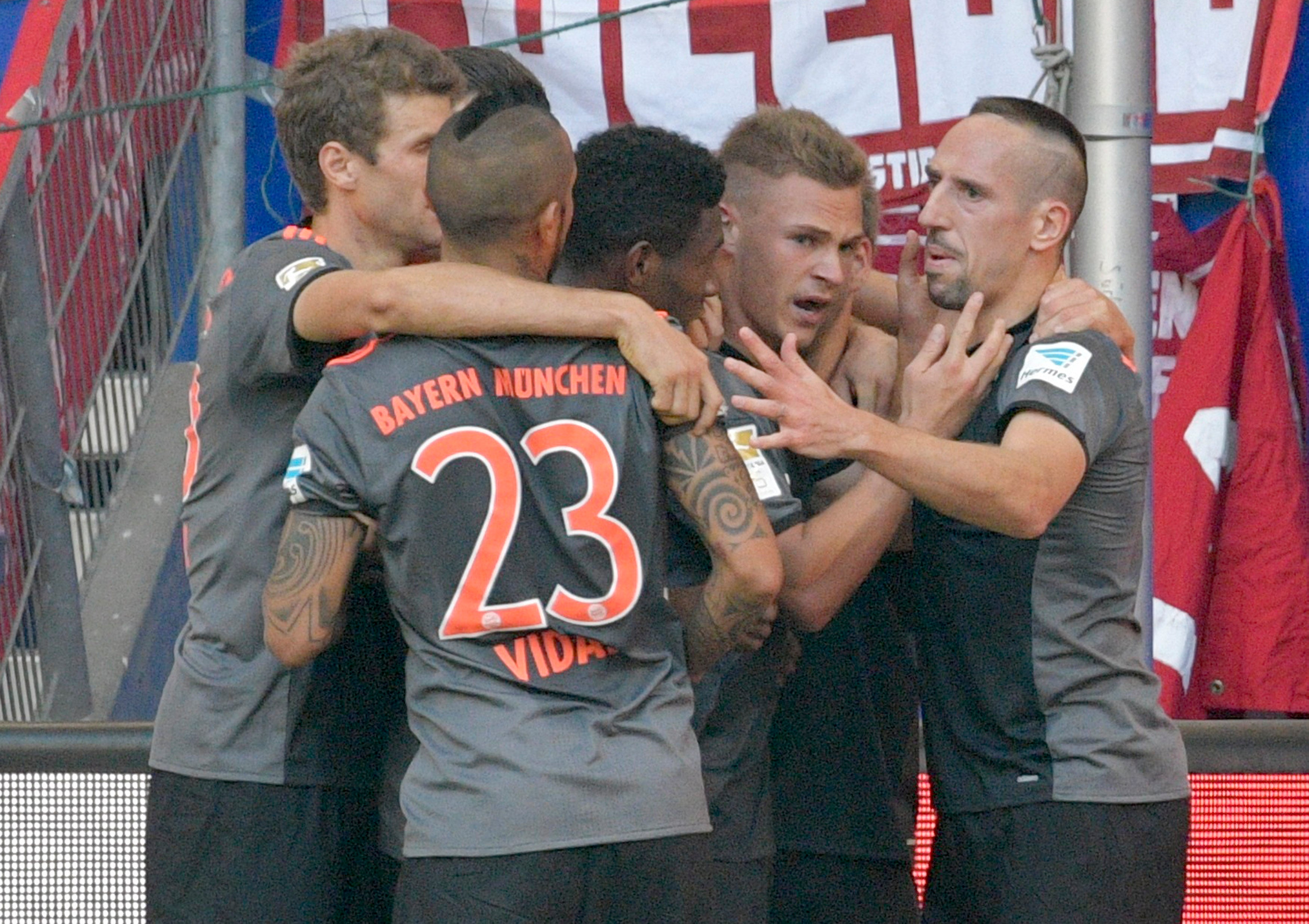 El Bayern gana por la mínima al Hamburgo y el Leverkusen remonta con 'hat trick' de Chicharito El Bayern gana por la mínima al Hamburgo y el Leverkusen remonta con 'hat trick' de Chicharito