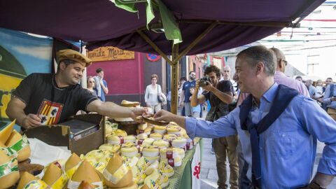  I&ntilde;igo Urkullu en la feria medieval que se celebra en Vitoria