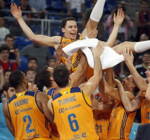 Kyle Kuric, manteado en la Supercopa Kyle Kuric, manteado en la Supercopa